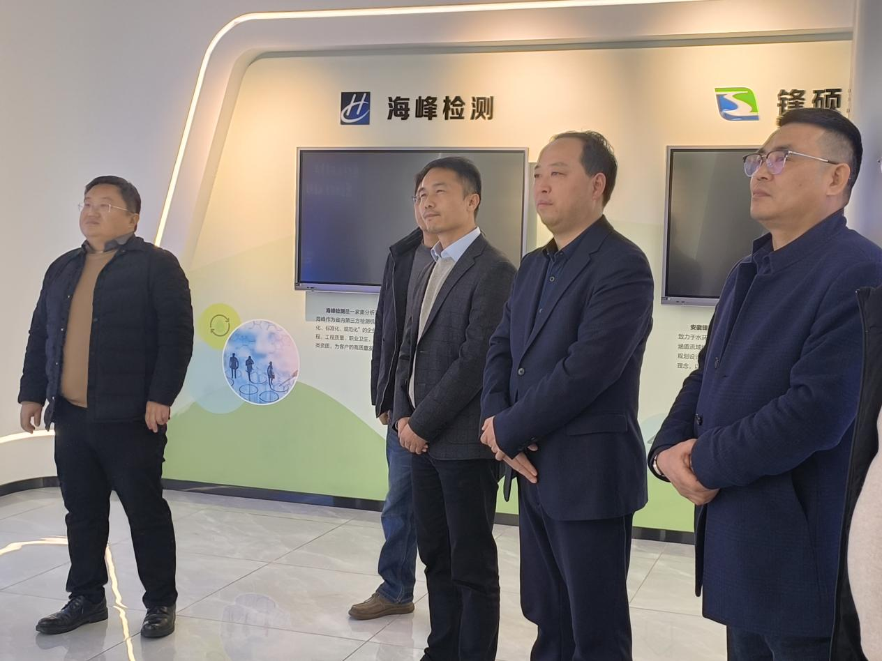 并肩同筑新時(shí)代，攜手共創(chuàng)新未來