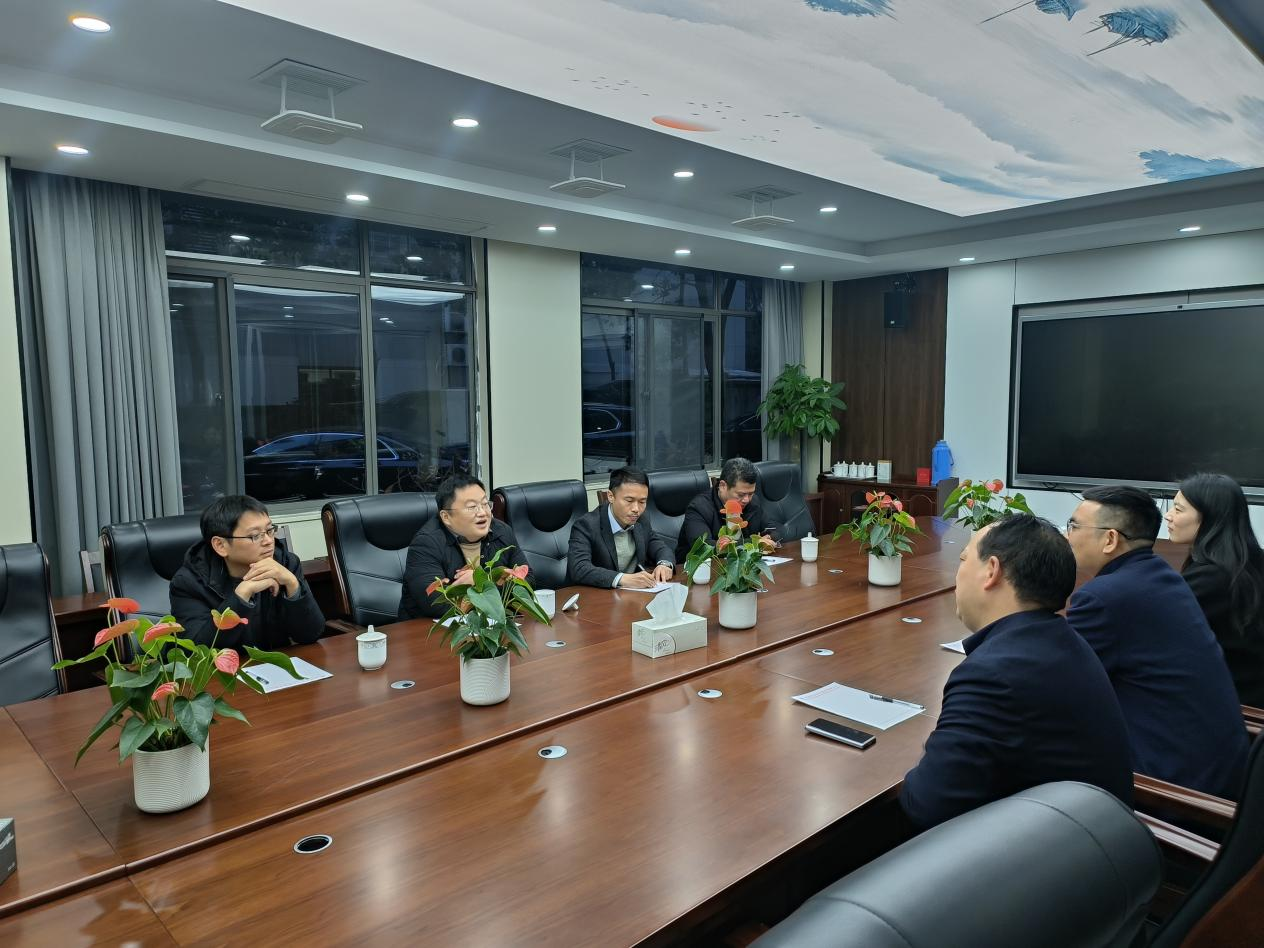 并肩同筑新時(shí)代，攜手共創(chuàng)新未來